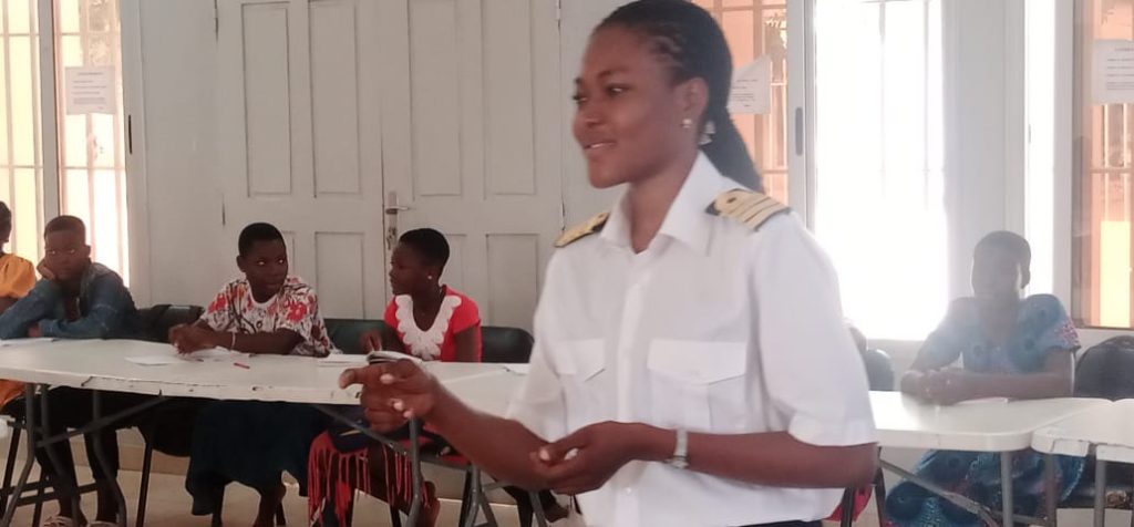 Mme KEKE A. Simone Fafa, capitaine de marine marchande togolaise, invitée comme personnalité inspirante, a partagé son parcours et a encouragé les jeunes filles à envisager des carrières maritimes